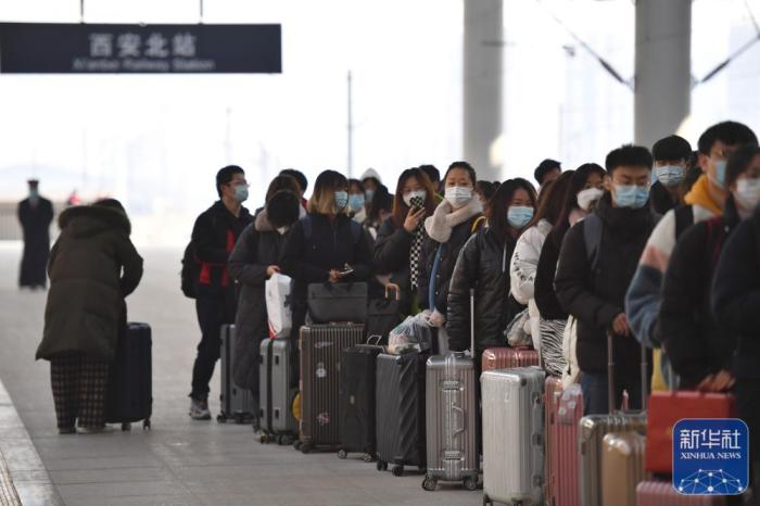 1月14日，乘坐专列返回西安的学生在西安北站排队出站。