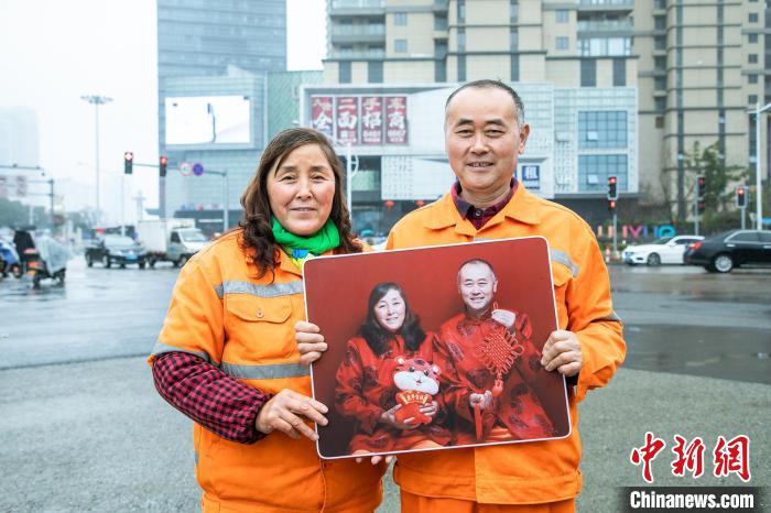 环卫工人的新年“夫妻照” 王敏智 摄