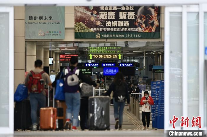 1月6日，香港市民从深圳湾口岸返回内地。 中新社记者 李志华 摄