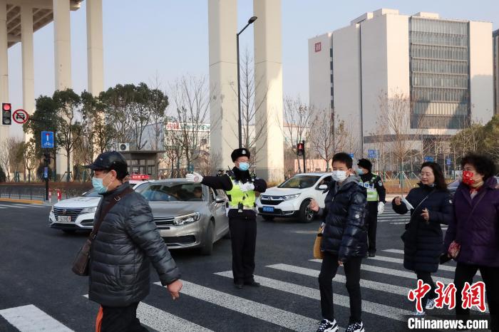 警方通过区域内客流测算系统，精准掌握区域人流密度。　上海浦东警方供图