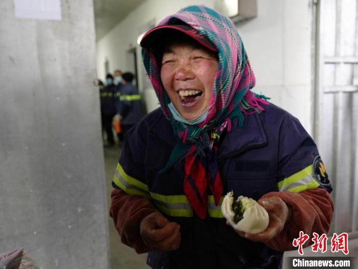 佛寺为新春期间坚守岗位的环卫工人送上祝福。　万佛寺供图