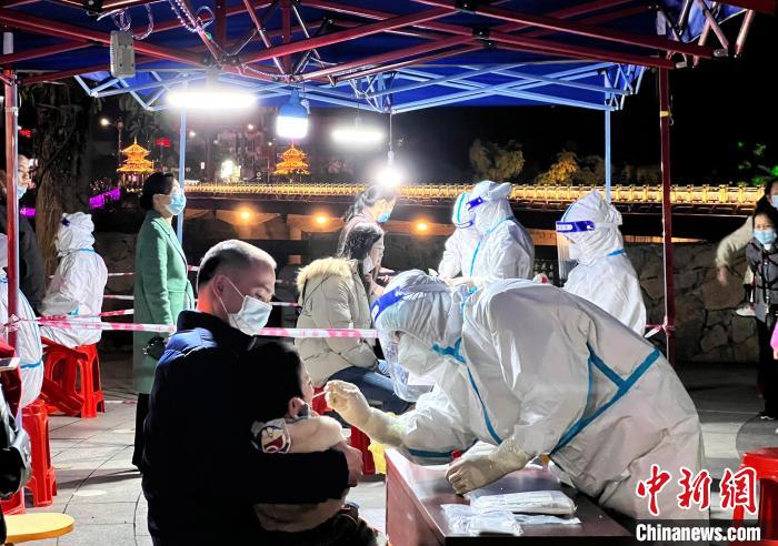 1月19日晚，广西宁明县开展第二轮全员核酸检测。　吕丹 摄