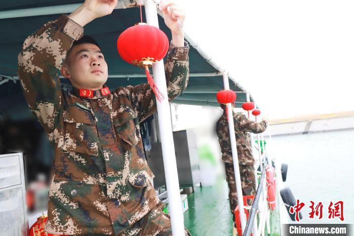 执法员布置节日氛围。　漳州海警局供图