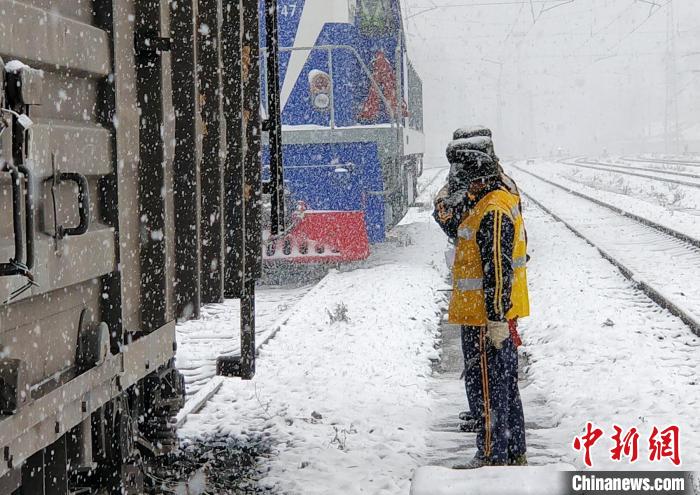 大雪中铁路工人正在进行调车作业。　袁宇银 摄