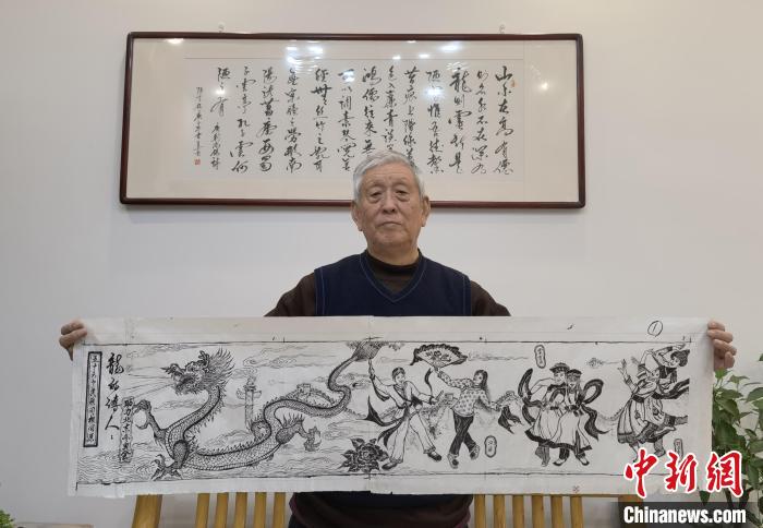 图为王景堂展示长卷作品《龙的传人》(部分)。　王嘉琪 摄