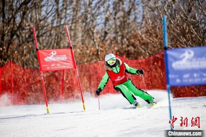 (延边梦都美滑雪场，选手在比赛中。中奥体育供图)