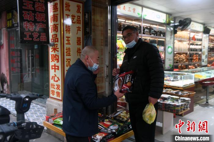 顾客在开门营业的店铺里选购商品。　蒋雪林 摄