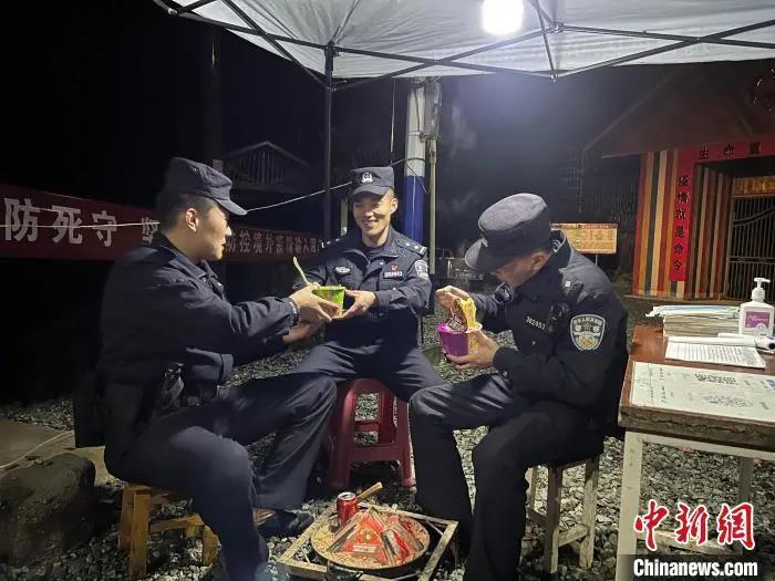 图为民警们正在吃泡面。腾冲边检站供图