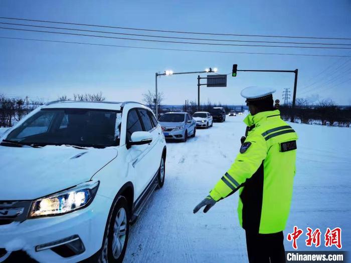 宁夏交警在雪天中执勤。　石嘴山市公安局交通警察分局 供图