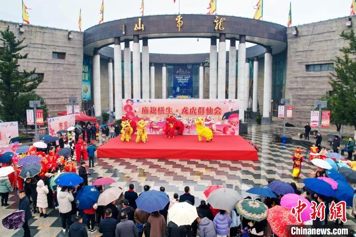 虎年春节，“中国道教发祥地”江西龙虎山景区人头攒动，游客在观赏民俗表演。　舒鹏 摄