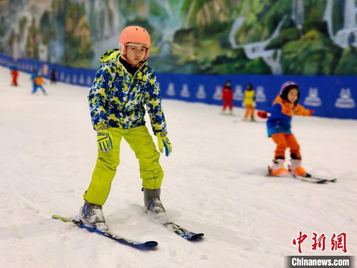 游客在天台山雪乐园体验冰雪运动 徐平 摄