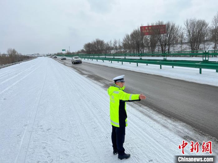 宁夏交警接力护送雪天滞留旅客。　宁夏公安厅交通管理局 供图