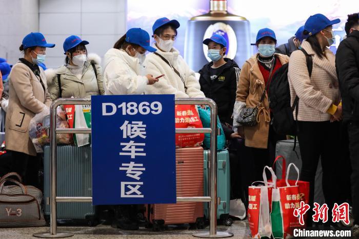 乘坐专列的务工人员在遵义站候车大厅候车。　瞿宏伦 摄