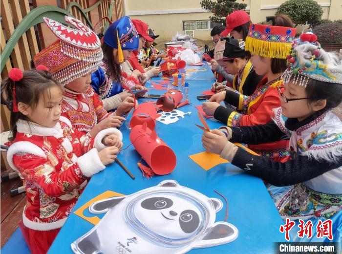 少数民族孩子动手制作花灯 郑灵芝 摄