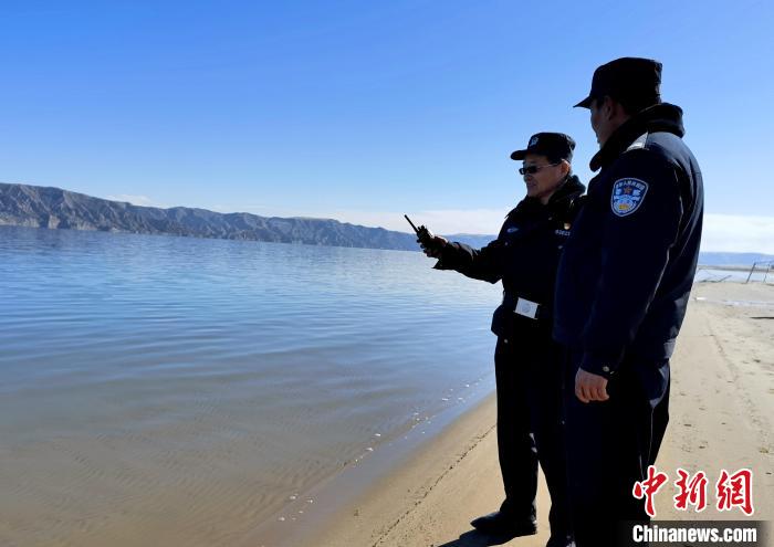 图为民警卢政与同事一同巡视黄河岸边。　祁增蓓 摄