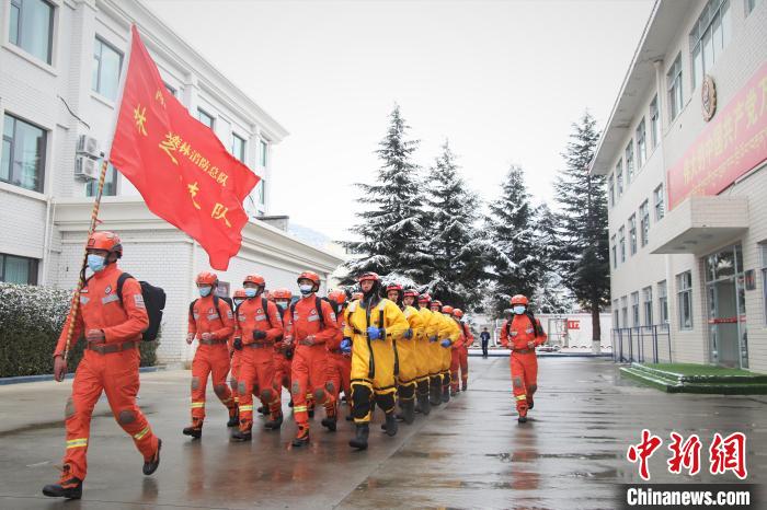 图为消防员集结出动。　索朗旺久 摄