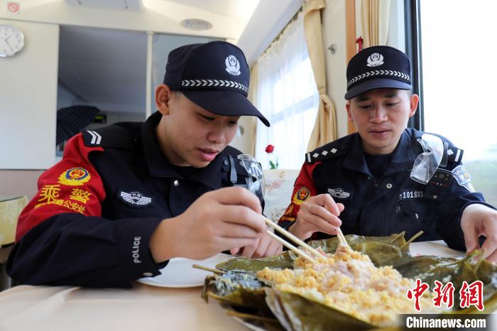 师徒二人的团圆饭，是吃粽子。　王荣鑫 摄