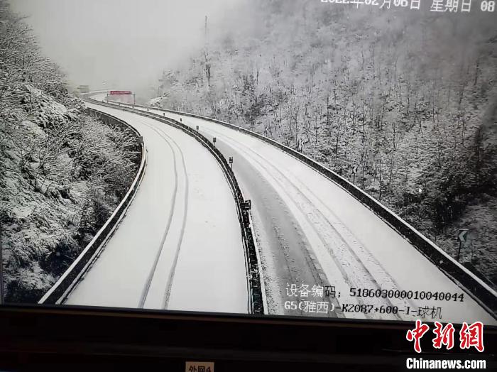 道路积雪十分严重，除冰雪效果不佳。　四川高速公安六分局供图