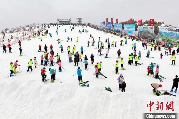 湖北一高山滑雪场，民众体验冰雪运动。望开喜 摄