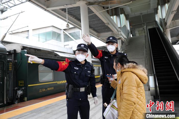 指引旅客按秩序上车。　周仕峥 摄