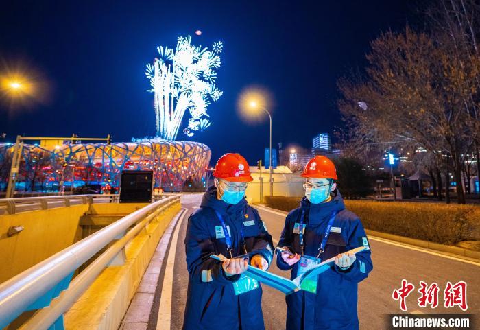 2月4日，冬奥会开幕期间，奥林匹克公园公共区电力保障团队开展设备巡视工作。　张章 摄