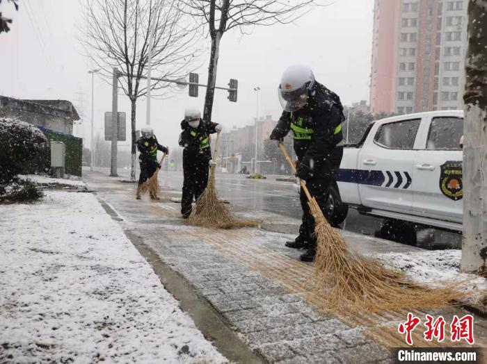 及时清除路面积雪。　龚琦威 摄