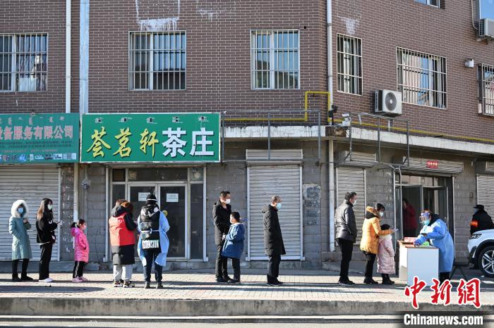 图为23日，呼和浩特市一核酸检测点，民众有序排队进行第五轮核酸检测。　刘文华 摄