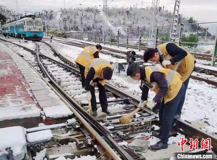 铁路职工正在清扫铁路设备和道岔积雪。　孔维华 摄