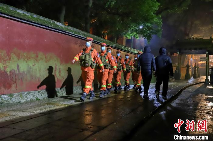 消防员在寺庙内流动巡护。　福建省森林消防总队供图