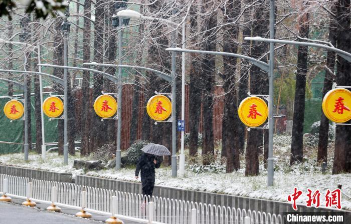 武汉市民冒雪出行 张畅 摄