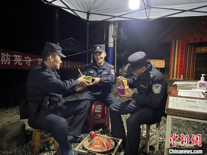 图为民警们正在吃泡面。　腾冲边检站供图