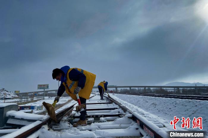 21日，西藏日喀则大雪，铁路职工清扫道岔关键位置积雪。　王来龙 摄