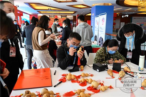 　“文化之趣”互动区，吉林非物质文化遗产东辽葫芦画展区内，前来体验人员正在进行葫芦画制作。