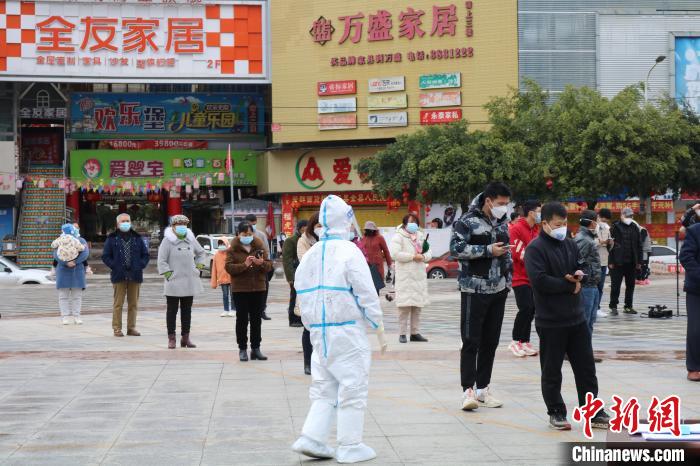 2月11日，广西百色市德保县民众排队做核酸检测。　陈秋霞 摄