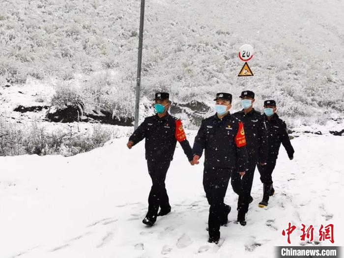 图为民警在雪地中巡逻。　腾冲边检站供图