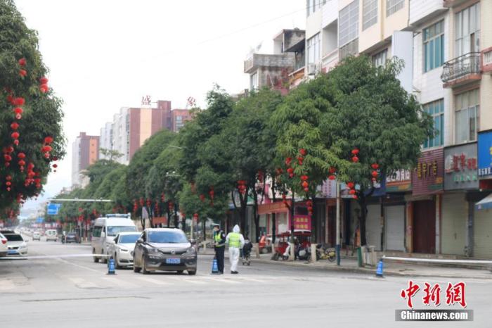 图为广西百色市德保县对道路交通进行管控。 中新社记者 陈秋霞 摄