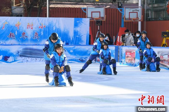 冰雪运动进校园。　富田 摄