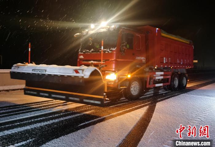 除雪车出动清理高速路面积雪。　四川高速公安四分局供图