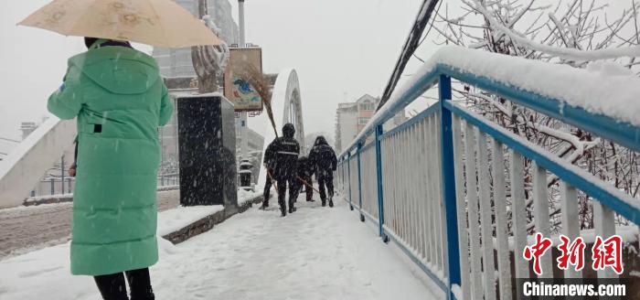 安徽省芜湖市南陵县街头除雪忙。　吴英 摄