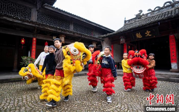 前童古镇里的舞狮少年 冯珂供图