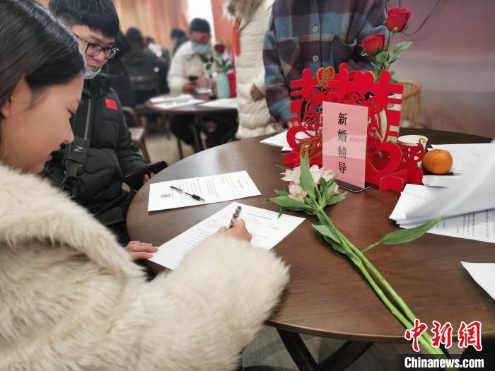 新人在登记前接受新婚辅导。　张雨滴 摄