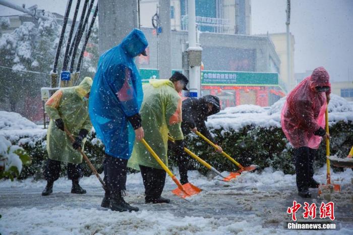 安徽多地普降大雪，民警奋力除雪保障出行。安徽警方供图