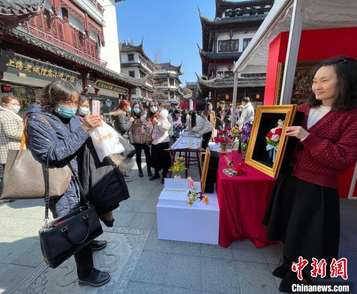 2月24日，在上海豫园，市民游客争相与“冬奥花束”合影。　郑莹莹 摄