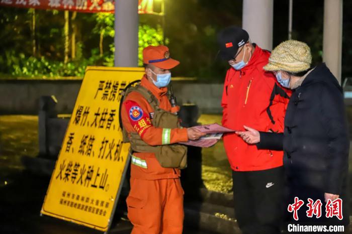 消防员在进出寺庙要道进行防火宣传。　福建省森林消防总队供图