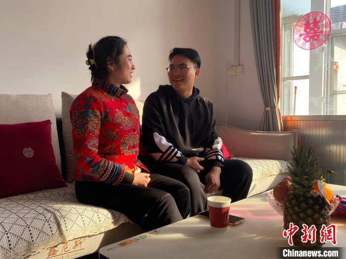 江玉栋、杨蕾夫妇二人在家中聊天。　李明芮 摄