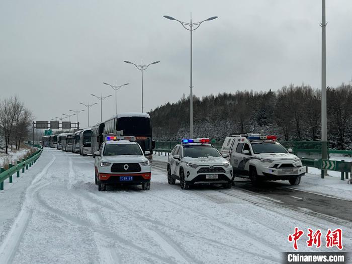 宁夏交警接力护送雪天滞留旅客。　宁夏公安厅交通管理局 供图