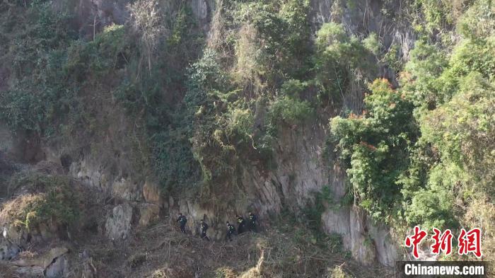 图为友谊关边检站弄尧分站民警攀爬陡崖，巡逻边境 。　广西友谊关出入境边防检查站供图