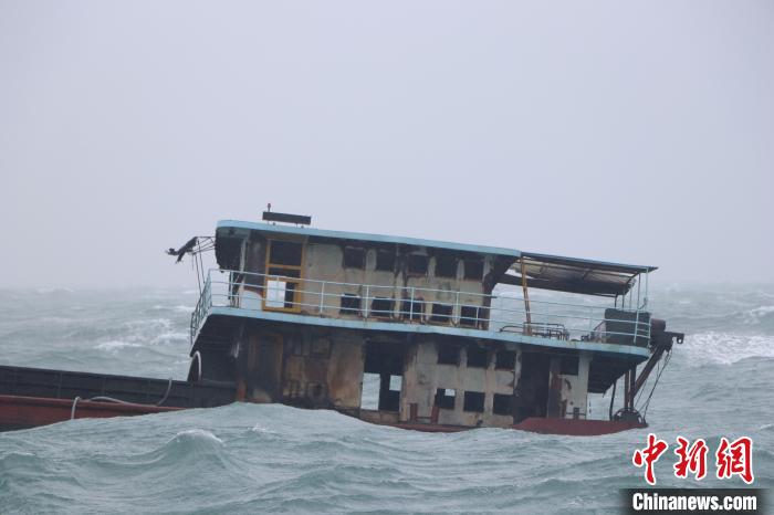 小货船风浪中岌岌可危 南海救助局供图