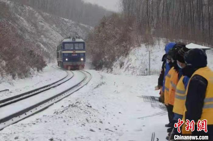 孙东伟带领护路人在风雪中保证绥芬河铁路口岸国境线运输安全畅通。　宋启明 摄