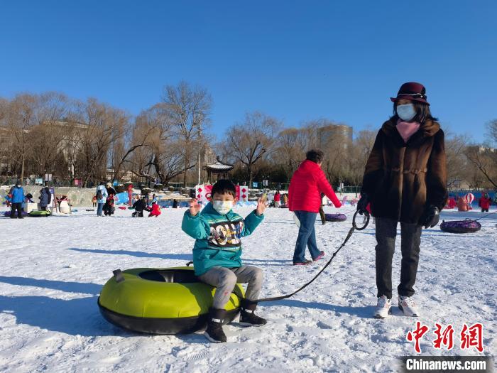 图为游客在公园里的雪场游玩。　北京市公园管理中心供图